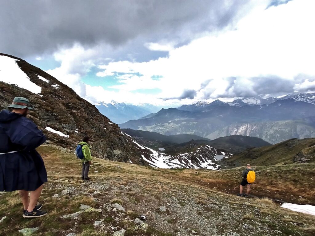 il versante della discesa, con qualche altro nevaietto da attraversare