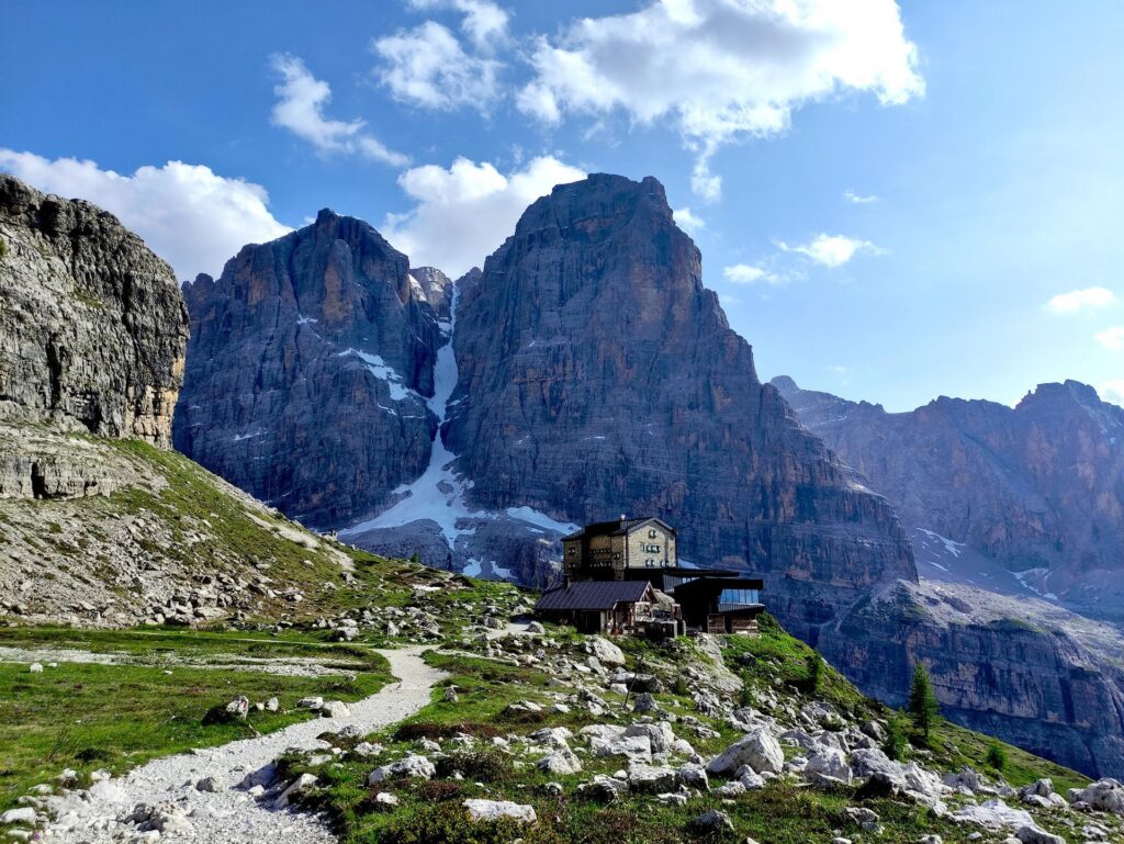 Salutiamo il Brentei nella sua splendida location. Come si può vedere anche la modernizzazione non ha certo rovinato la sua presenza nel contesto, anzi!