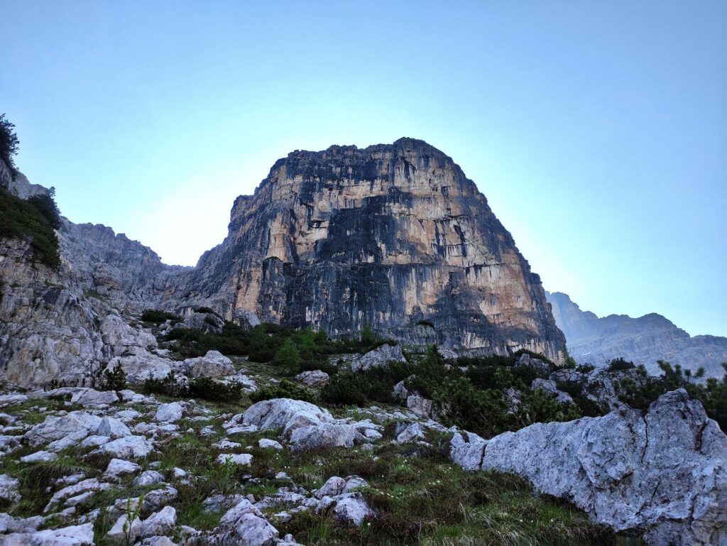 Dopo un'oretta appare il versante nord dello Spallone Irene, ma noi dovremo andare sul lato sud