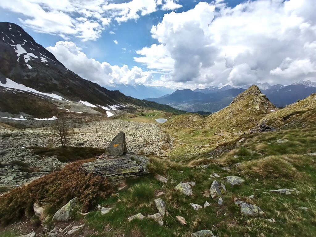 siamo quasi arrivati al laghetto, dal quale poi si riprenderà una comoda mulattiera