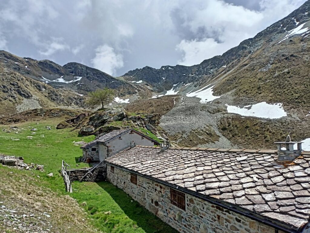 baite e casere a valle, al di sotto del Tantanè