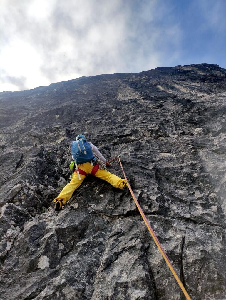 Erica sul primo tiro della via dei Monzesi, un muro nero verticale e strapiombante davvero impegnativo