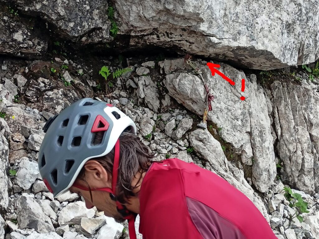 Per riconoscere l&#039;attacco la cosa più evidente è una sbarra di ferro arrugginita con dei cordini (indicata dalla freccia rossa)