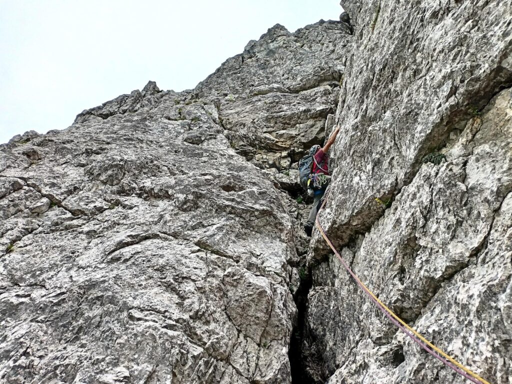 Gab all'attacco del secondo tiro, un bel camino di IV+. Probabilmente il tiro più bello per qualità della roccia