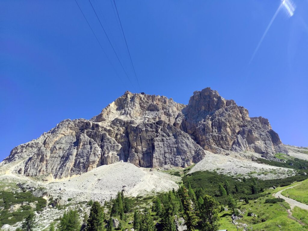 dal parcheggio del Passo Falzarego, subito visibile il Rifugio Lagazuoi con l'arrivo della sua funivia