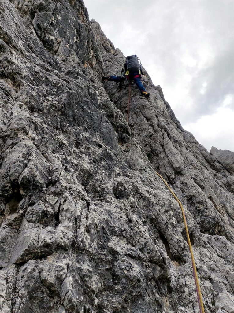 Erica sul camino del terzo tiro, che però si percorre più facilmente sullo spigolo di destra