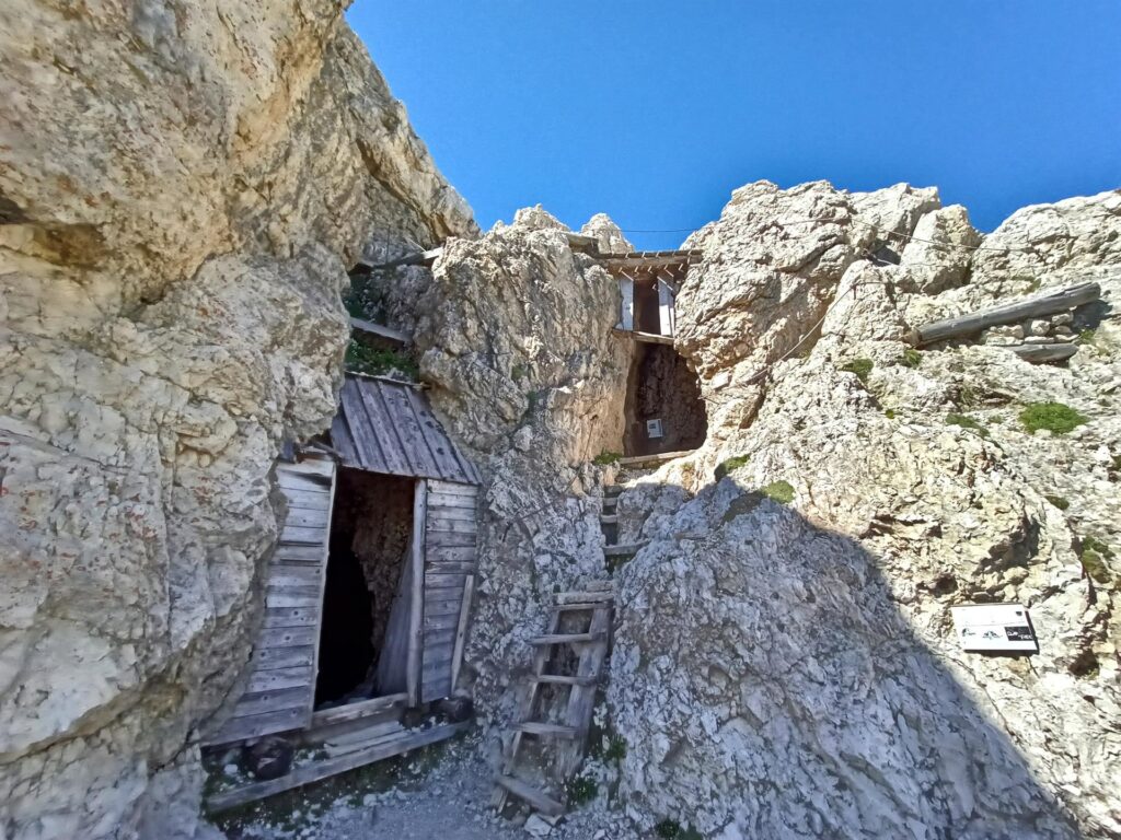 all&#039;esterno, uscita della galleria e qualche altro pezzo attrezzato prima del Rifugio