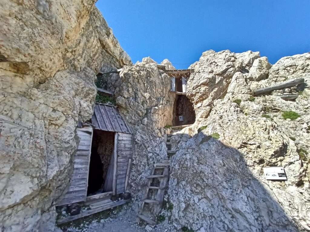 all'esterno, uscita della galleria e qualche altro pezzo attrezzato prima del Rifugio