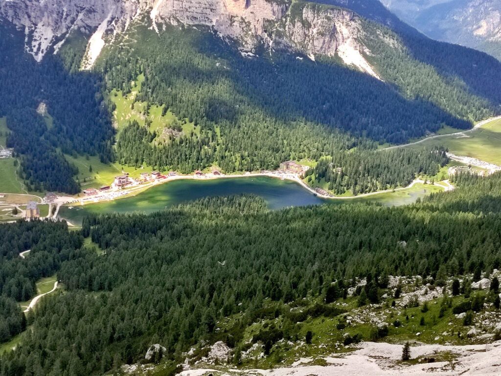 Intanto la vista verso il lago di Misurina diventa più nitida