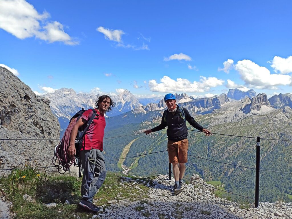 la bellezza del paesaggio... per non parlare dei due umani! :D :D