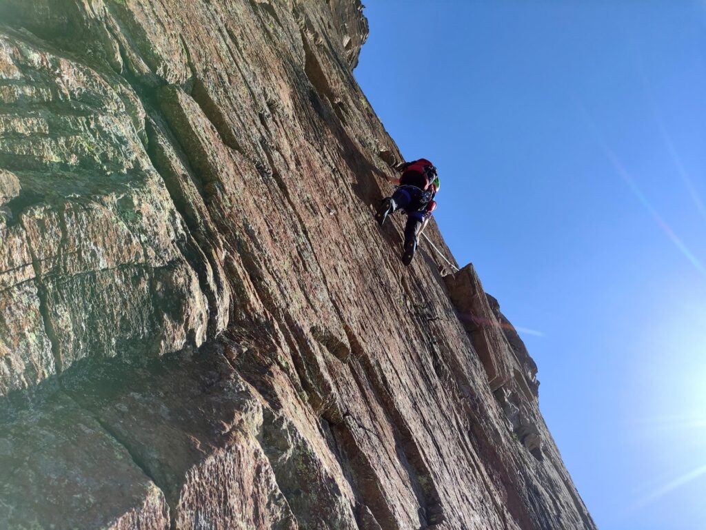 il secondo tiro è una placca per nulla banale nei primi metri, diventa più facile dopo la roccia sporgente