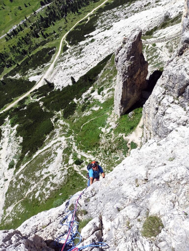 Christian con lo splendido panorama sottostante e la punta su cui c&#039;è la falesia