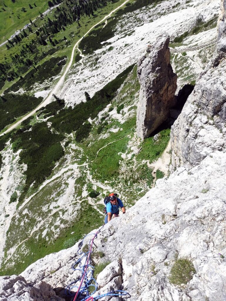 Christian con lo splendido panorama sottostante e la punta su cui c'è la falesia