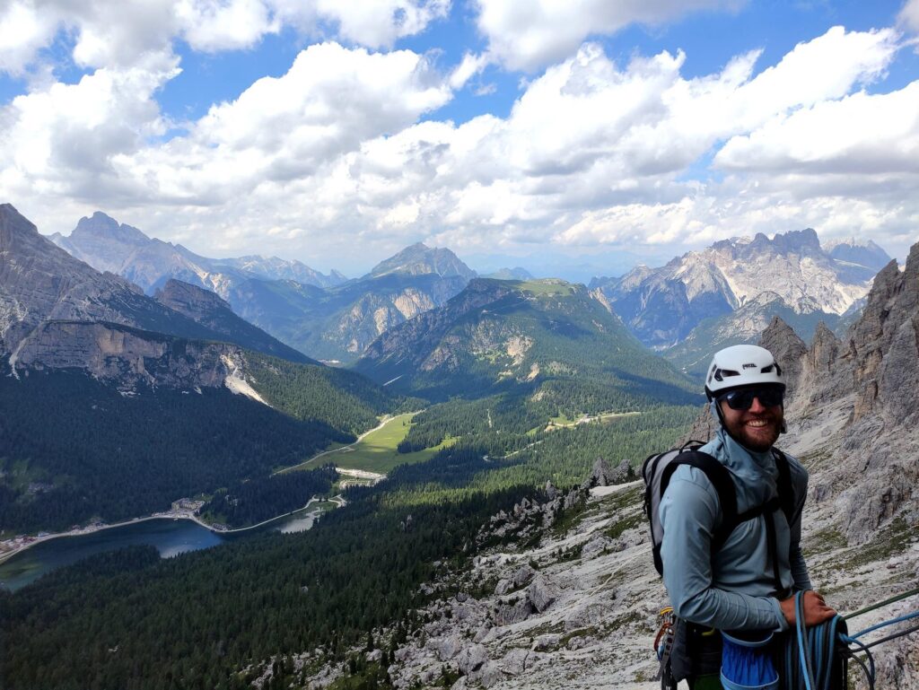 Bengt fa sicura a Katharina con il bello sfondo del lago di Misurina