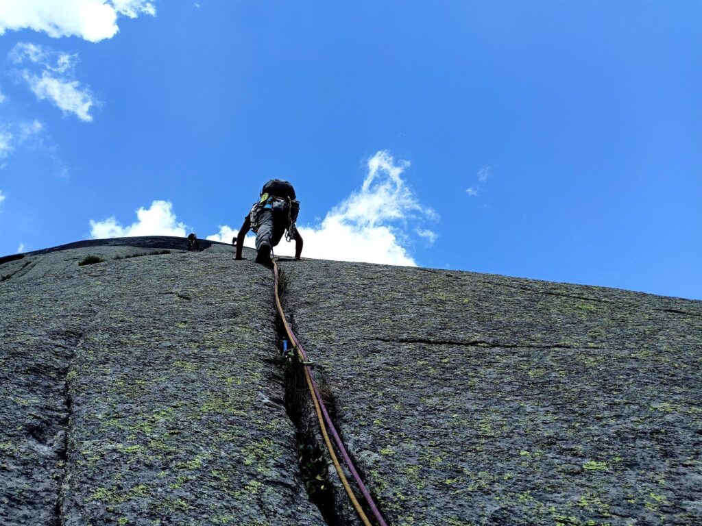 Il decimo tiro attacca su questa bella fessura per poi proseguire in placca fino alla base della fessura bicolore