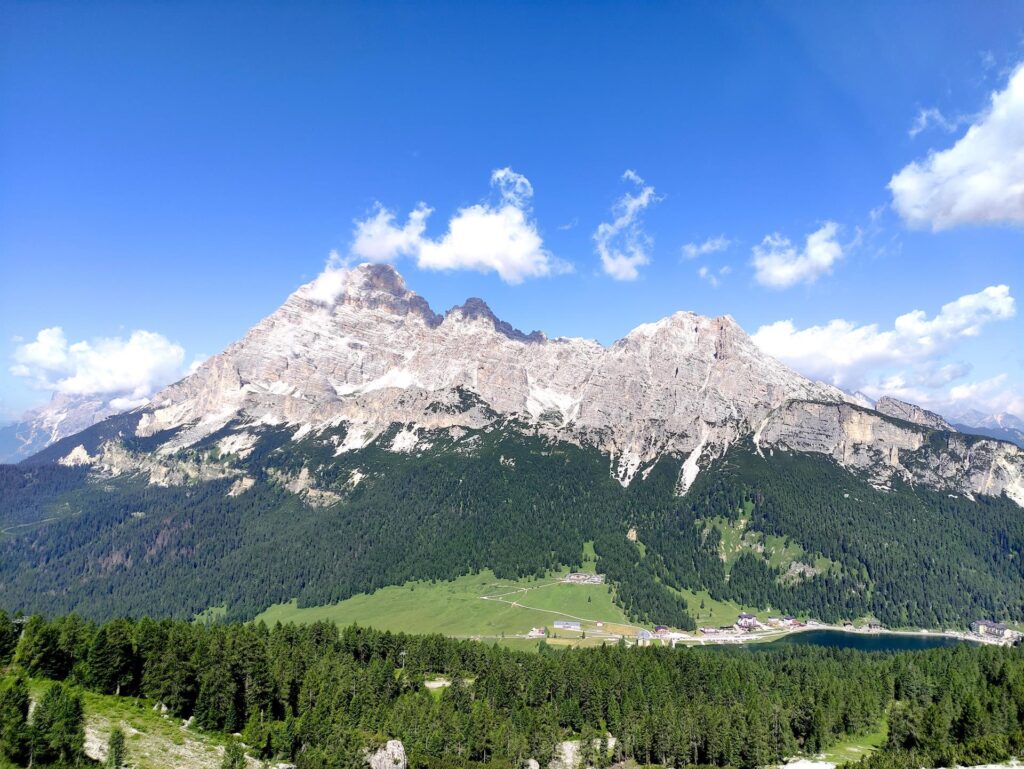 La vista dal Col de Varda, con il lago di Misurina e il gruppo del Cristallo