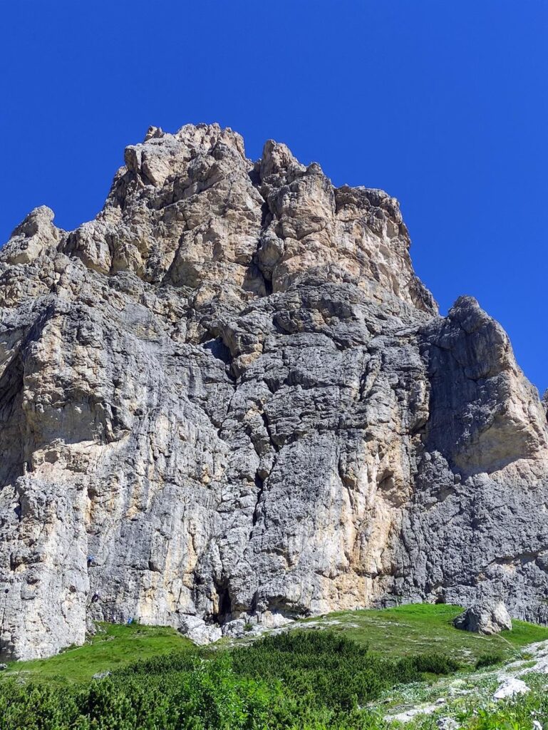 su questa parete si sviluppa la nostra via, a destra della grottina che si vede alla base