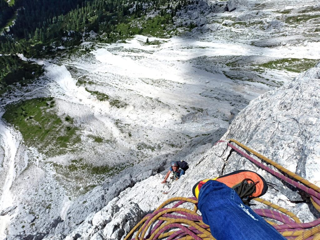 Gab in arrivo alla sosta del quinto tiro con sotto i ghiaioni che ci attendono poi per la discesa