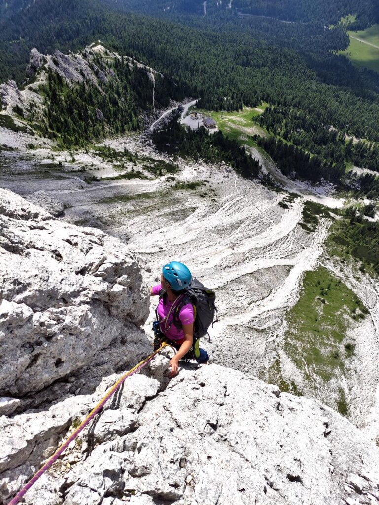 Erica al termine del sesto tiro, breve ma verticale e con un paio di passi impegnativi di V grado