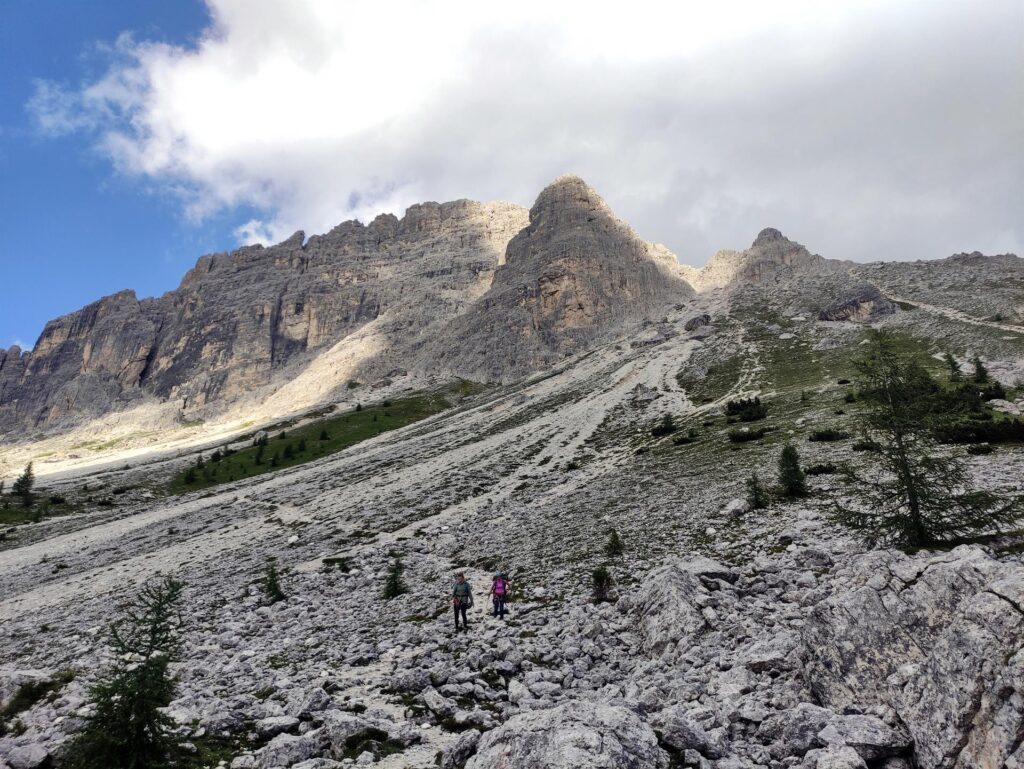 Katharina ed Erica al termine del lungo ghiaione di discesa, a tratti rognoso e pericoloso per le rocce che possono cadere dall&#039;alto