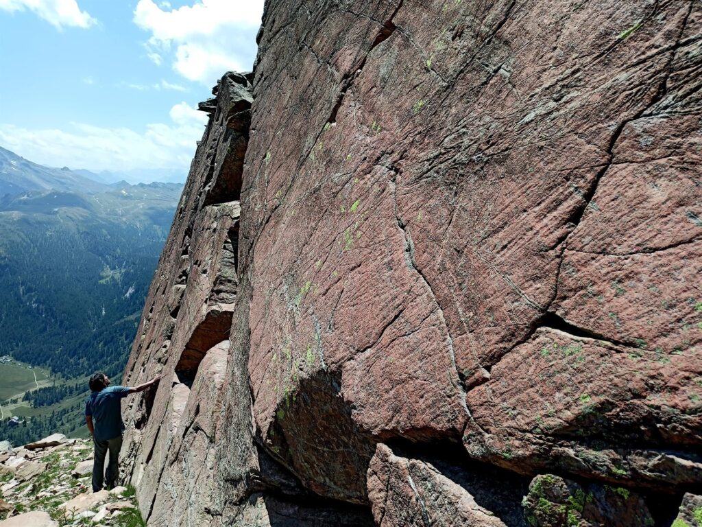 sotto la cima della Punta Esmeralda c'è questa bella parete... chiodata: chissà