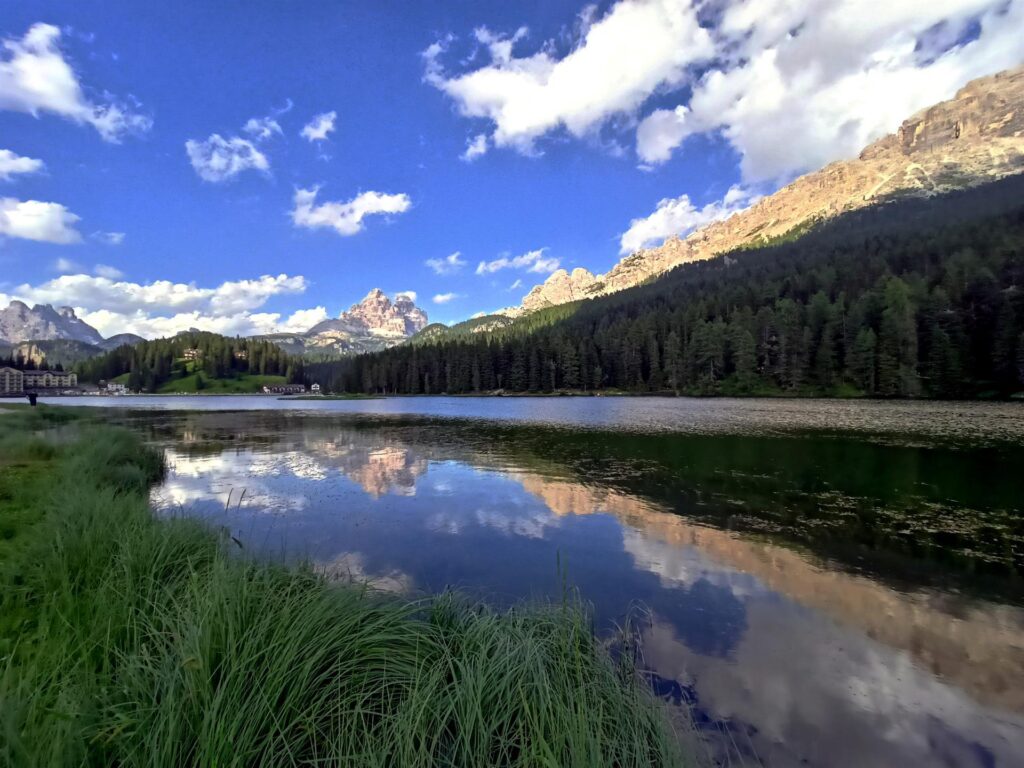 Il lago di Misurina e le Tre Cime di Lavaredo in lontananza