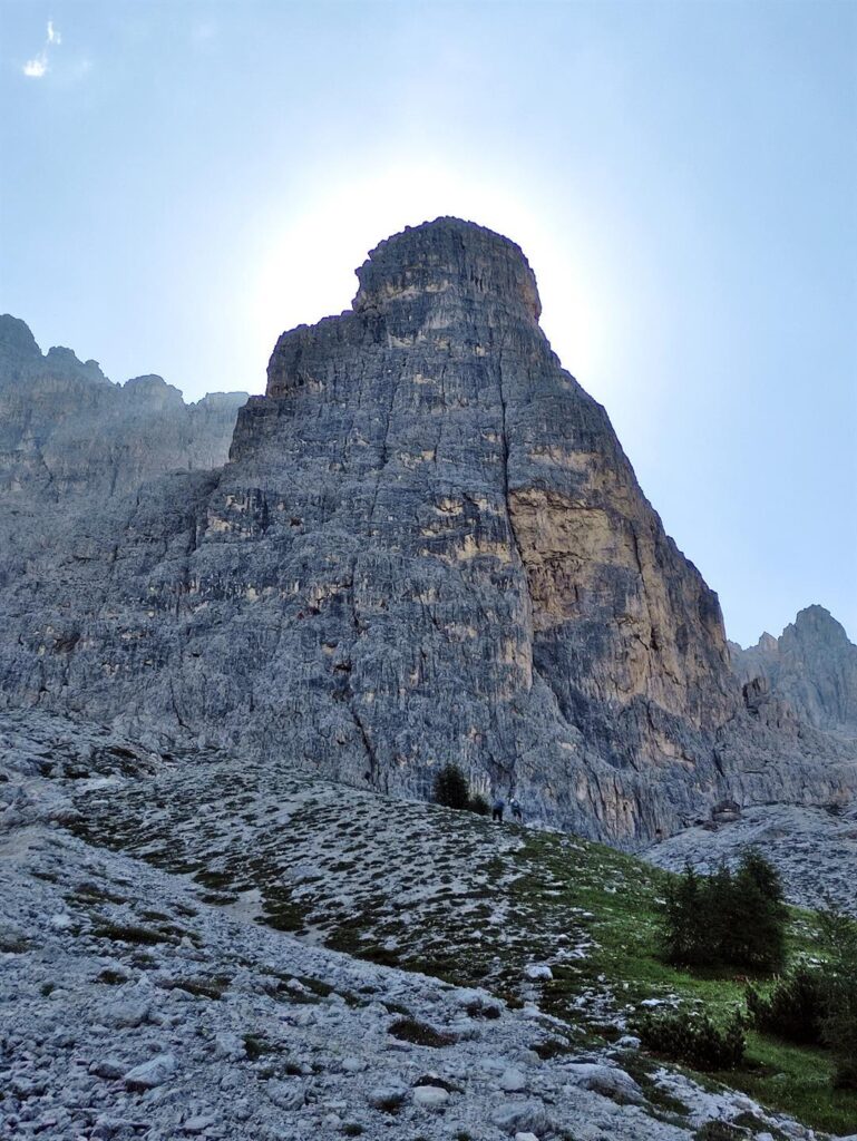 Ecco la bella parete ovest della Punta col de Varda: si vede bene la spaccatura centrale su cui si sviluppa la via Comici