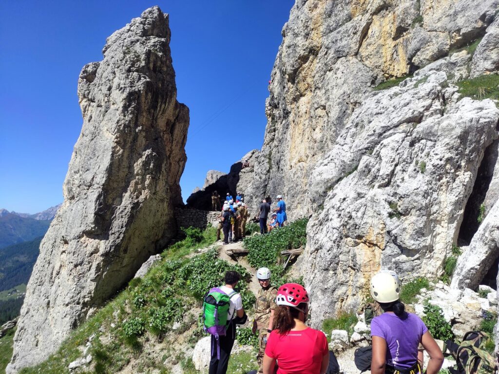 su questa scaglia isolata c'è invece la falesia (e oggi pure la nazionale di rugby in gita, accompagnata dall'esercito!!!)