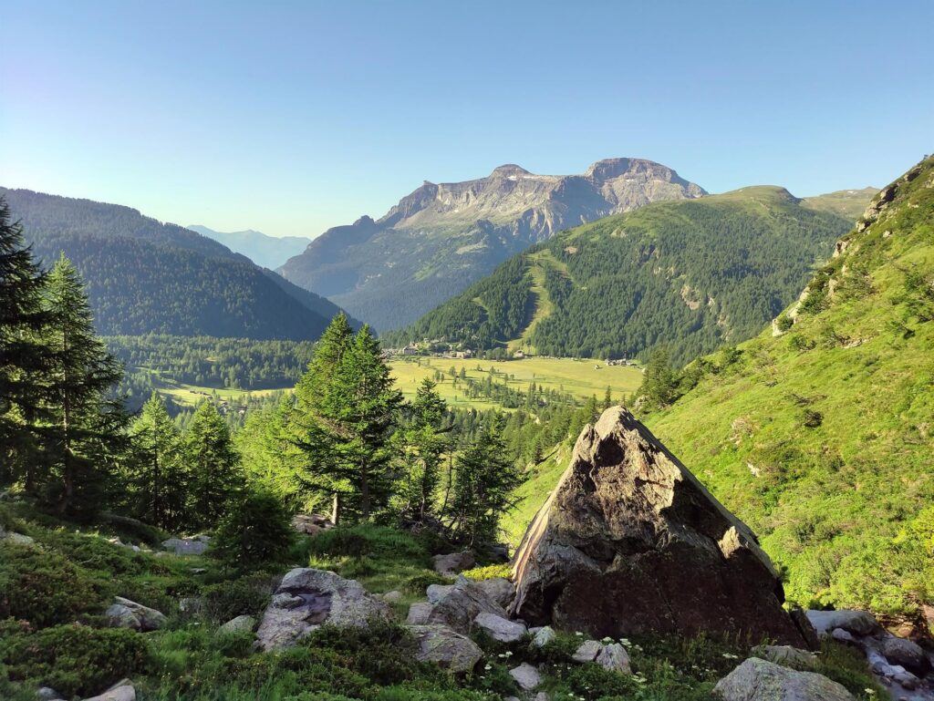 lasciamo l'alpe Devero che la valle dei piani della Rossa è ancora in ombra... ma durerà poco!