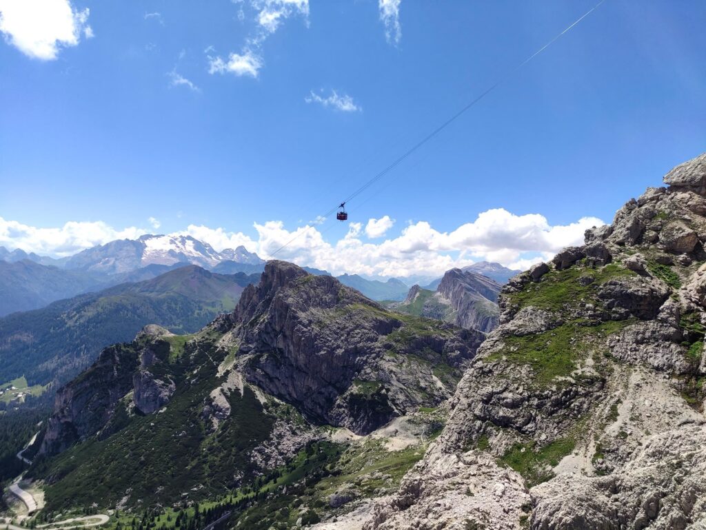 la comoda funivia, per i più pigri (o per chi non ha altro modo di raggiungere il Rifugio)