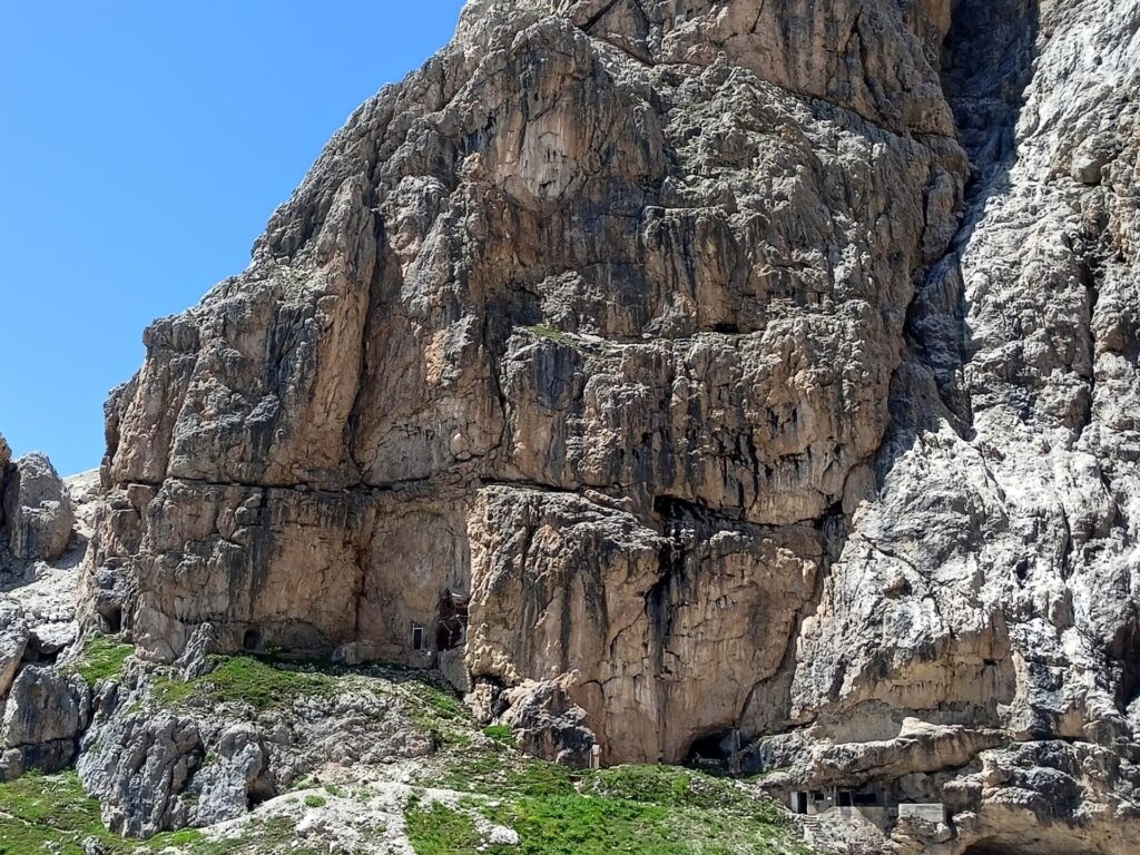le pareti del Lagazuoi offrirono riparo agli alpini; sopra, invece, c'erano gli austriaci