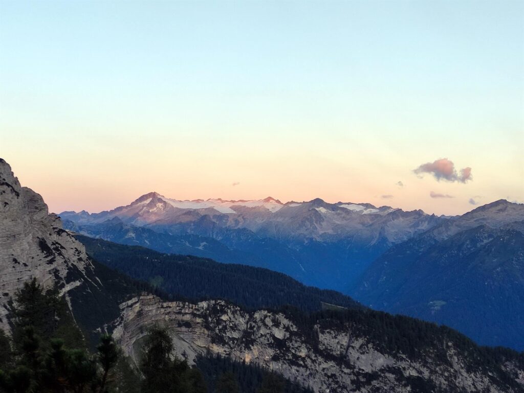 siamo partiti con le frontali alle 5 del mattino: non è ancora l&#039;alba e il cielo si tinge di rosa sul Pian di Neve