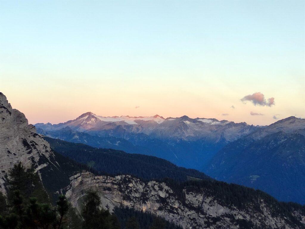 siamo partiti con le frontali alle 5 del mattino: non è ancora l'alba e il cielo si tinge di rosa sul Pian di Neve