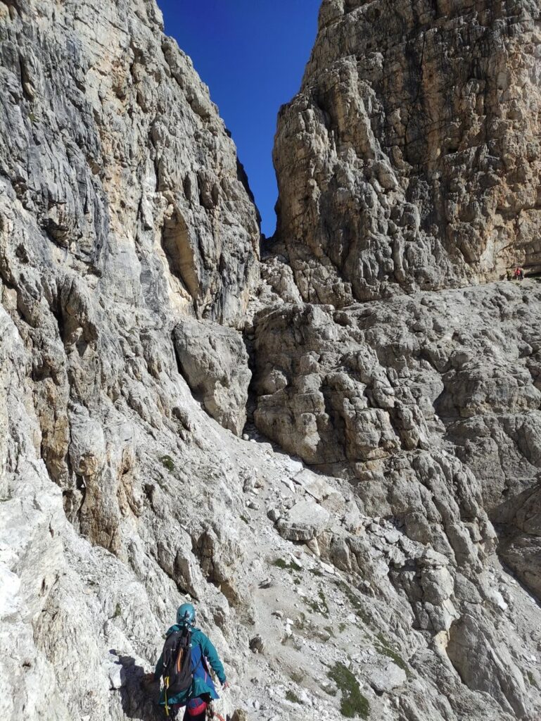 ultimi metri sulle Bocchette Centrali, poi si risale l'intaglio sino al culmine della forcellina, dove si trova una prima sosta (sulla parete opposta a quella che bisogna salire!)