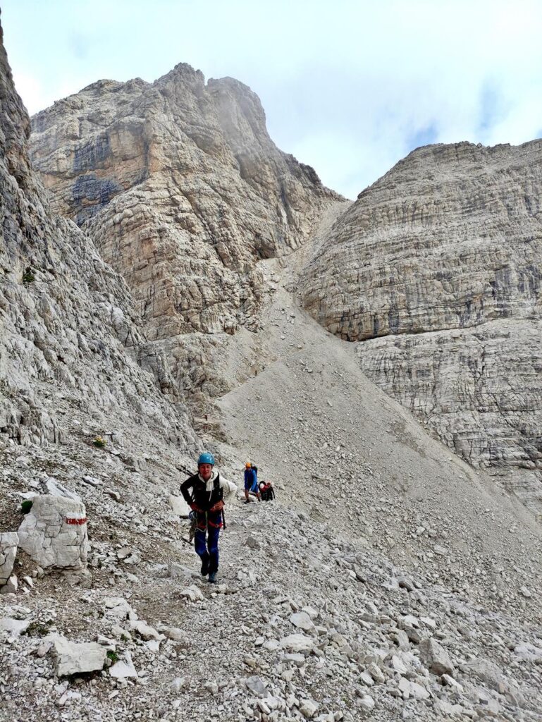 Il canalone detritico sullo sfondo è l'accesso sud alla spalla di Cima Grostè, utilizzabile anche come discesa dalla stessa