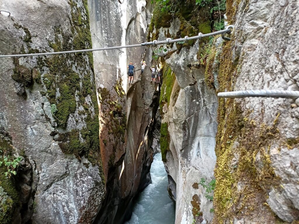 un gruppo sta affrontando la parte strapiombante all'interno della gola