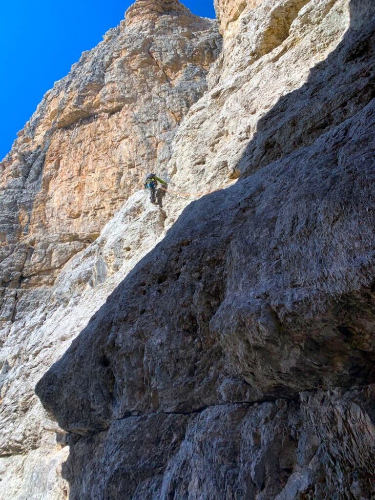 si procede a zig zag, seguendo le debolezze della montagna