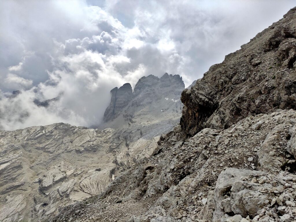 Vista in direzione di Cima Roma, anch'essa meta invernale con gli sci