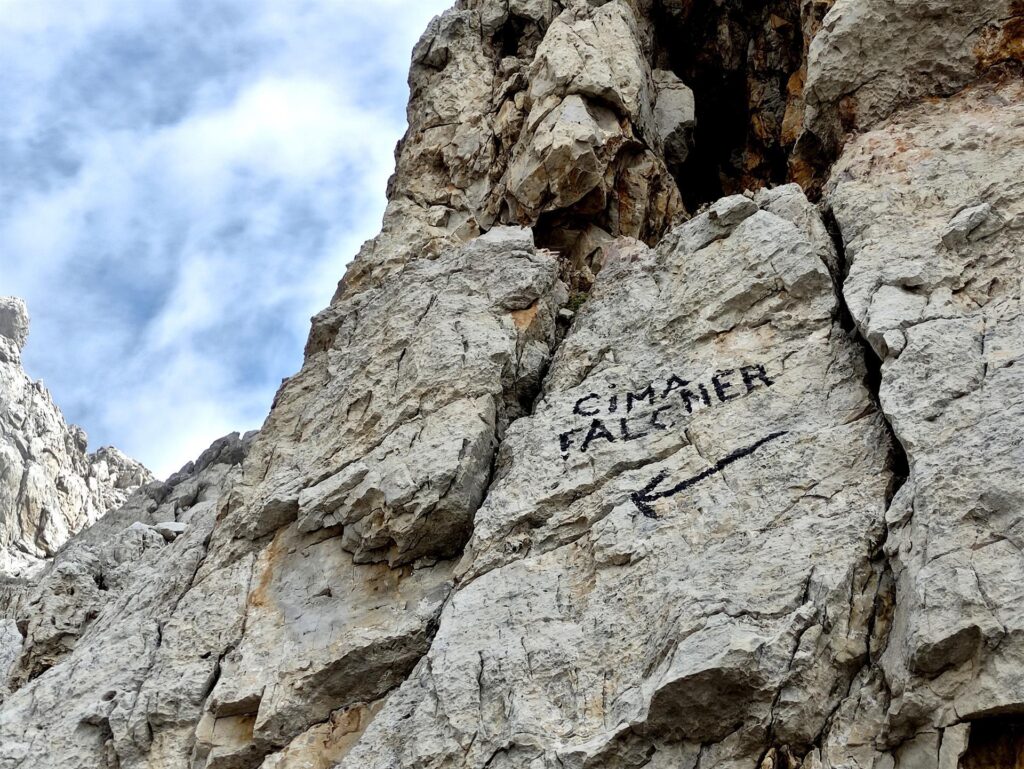 L&#039;attacco della via normale alla Falkner è segnato da questa scritta nera