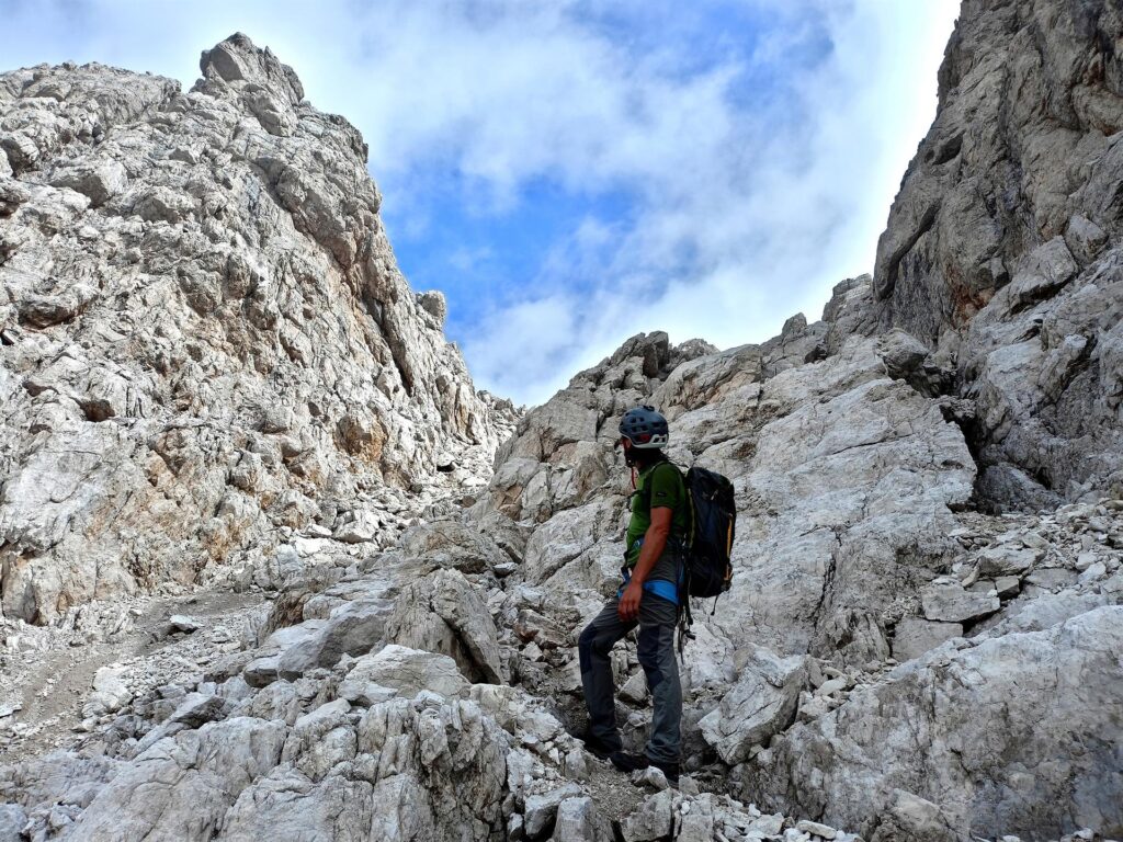 Il canalone detritico iniziale che conduce verso la Falkner