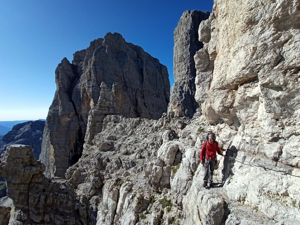 procediamo felicemente al sole sulle Bocchette Centrali