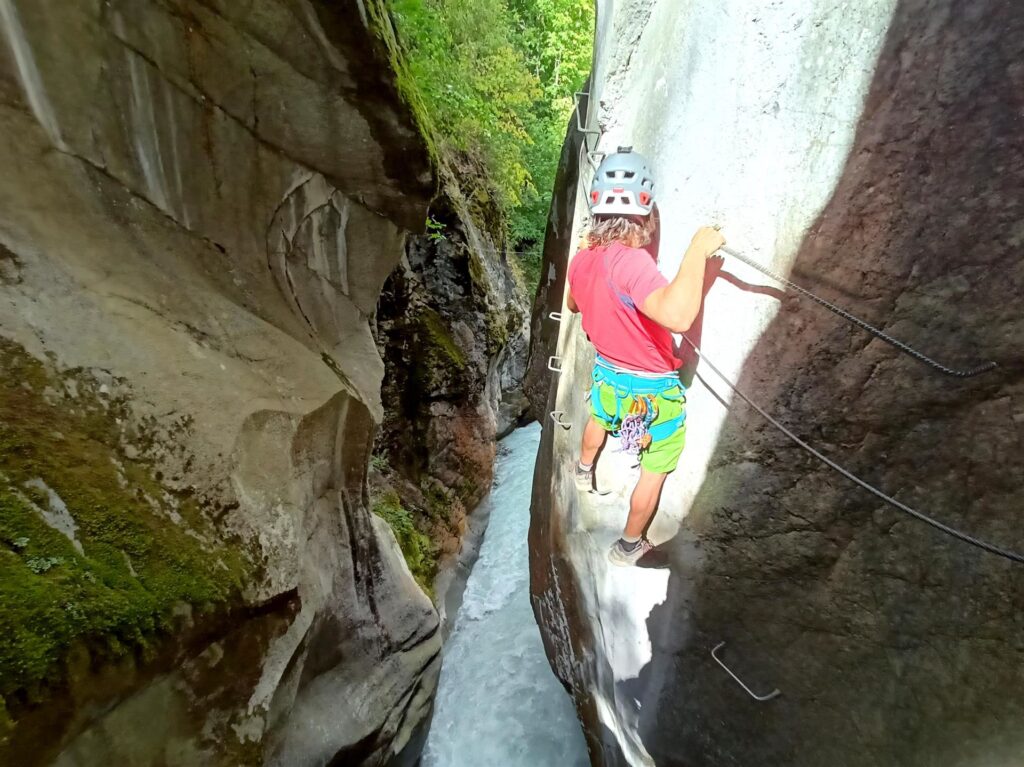 il tratto strapiombante nella seconda parte della ferrata