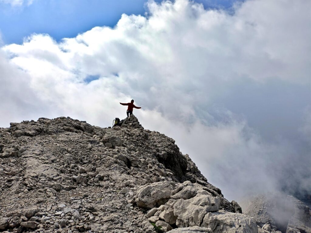 Gab con l&#039;ometto che segna la vetta di Cima Falkner