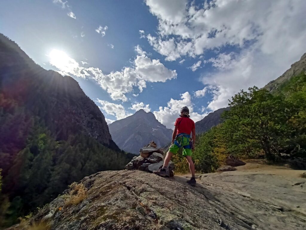 l'ometto che segna il termine della ferrata, con vista sulla verdeggiante valle