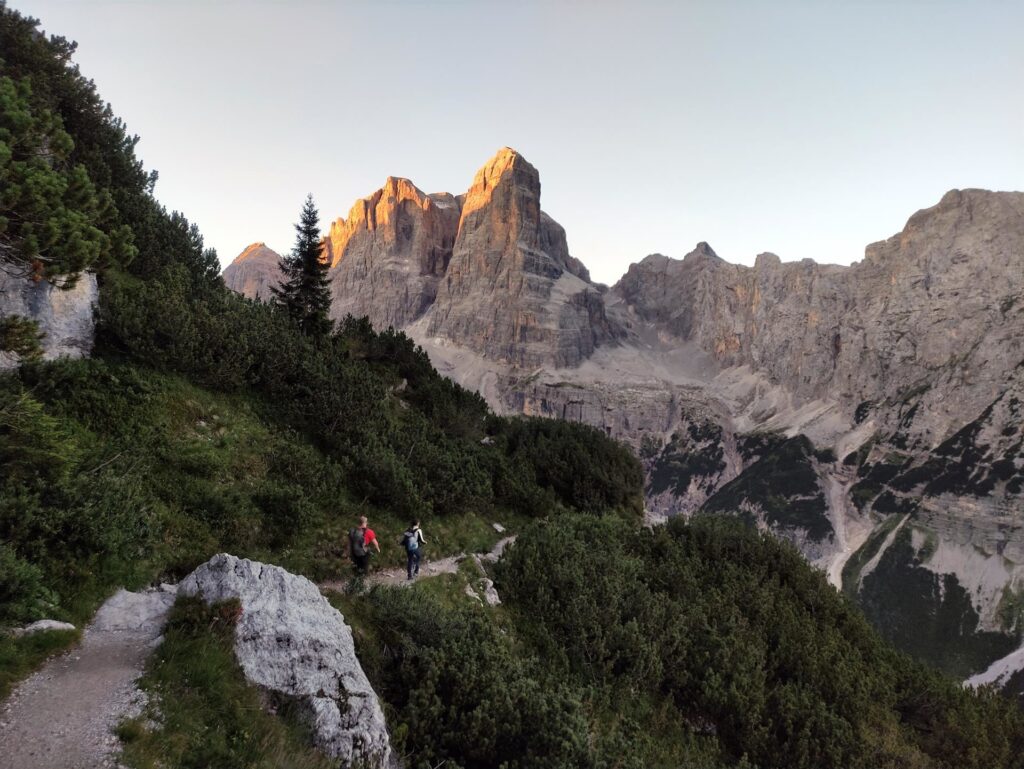 verso il Brentei, le prime luci scolpiscono le pareti del Crozzon