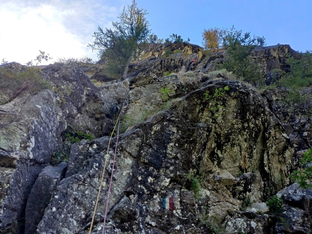 Il primo tiro parte dritto per poi piegare in leggera destra seguendo il camino