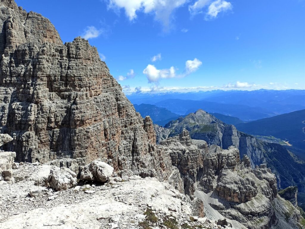 lungo l'ampia cengia camminabile e omettata poco prima della vetta