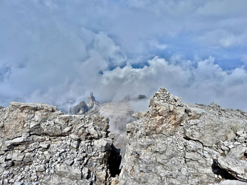 Sguardo dalla cima verso il Castello di Vallesinella e il Castelletto Inferiore