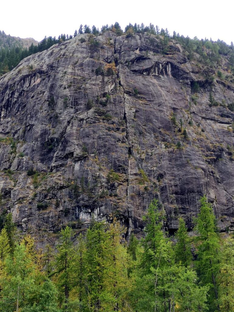 La fissure d'Ailefroide vista da di fronte nella sua interezza