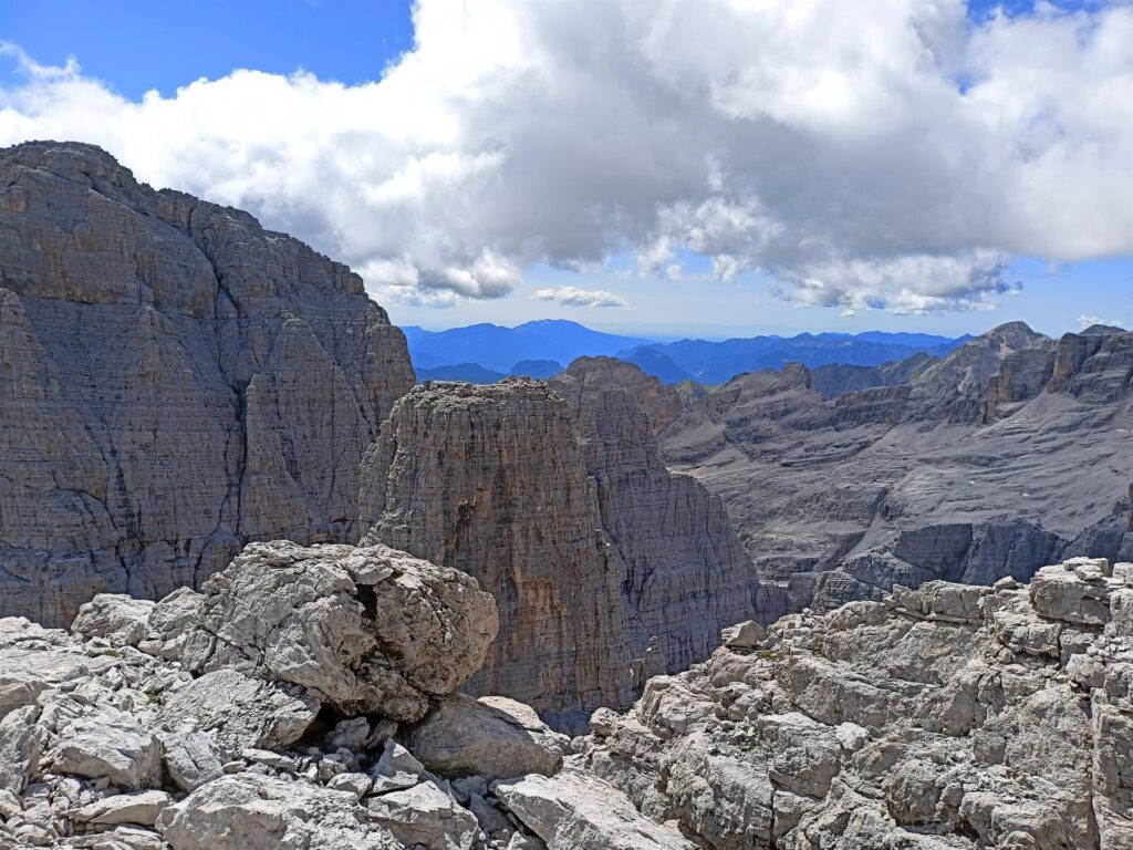 il Campanile Basso con la sua ampia terrazza sommitale, e dietro la Brenta Alta